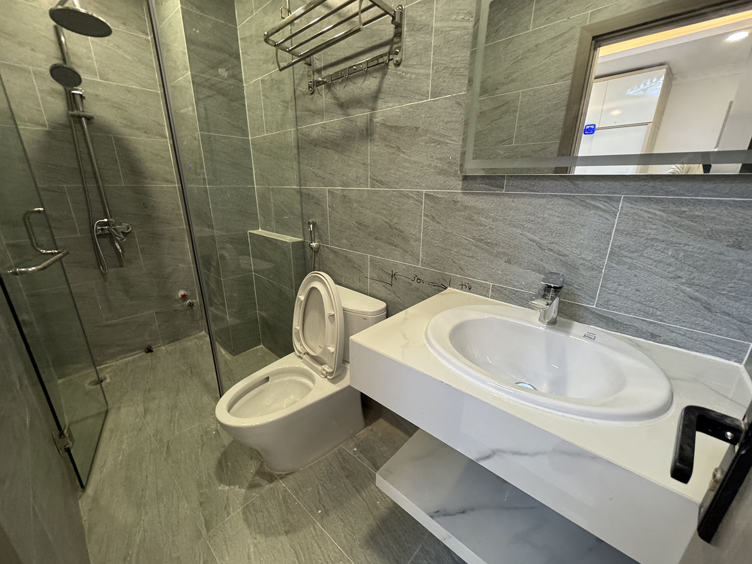 Nhà phố mới 100%, DTKV: 4mx12,5m, vuông, 4 tầng, full nội thất, hẻm xe hơi khu Vip NGUYỄN VĂN TRỖI